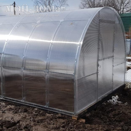 Теплица СверхПрочная Усиленная 4 метра с поликарбонатом | Мой-Дом27 | Каркас изготовлен из оцинкованной замкнутой трубы 20*20 мм.<br>
 Ширина - 3 метра. Высота - 2,1 метра. Длина 4 метра.<br>
 Выдерживаемая снеговая нагрузка - 300 кг/м2. Выдерживаемая ветровая нагрузка - до 22 м/с.<br>
 <b>Расстояние между дугами 0,65 метра.&nbsp;ДВОЙНАЯ ДУГА под дугой приварена еще одна дуга - толщина металла каждой дуги 1,2&nbsp;мм.</b>&nbsp;Ширина двери 0,96 метра.<br>